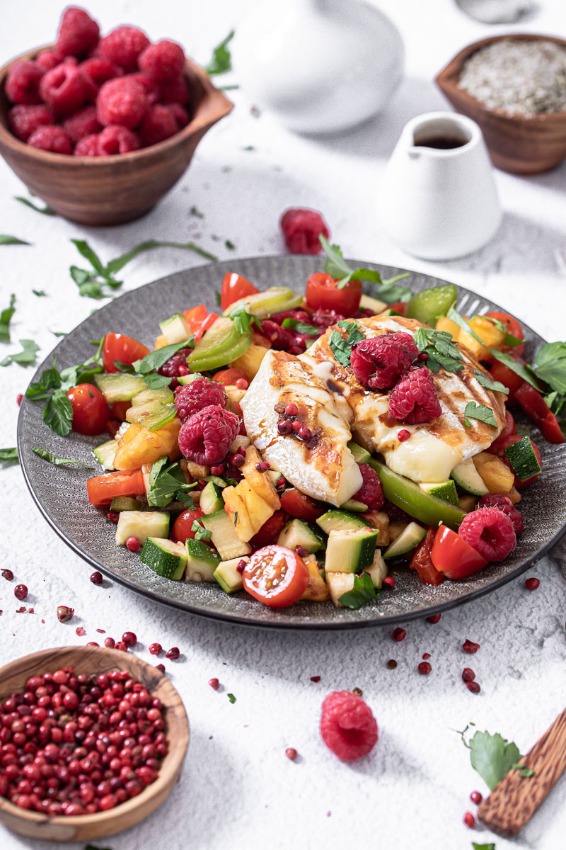 Fruchtiger Sommersalat mit Grillkäse